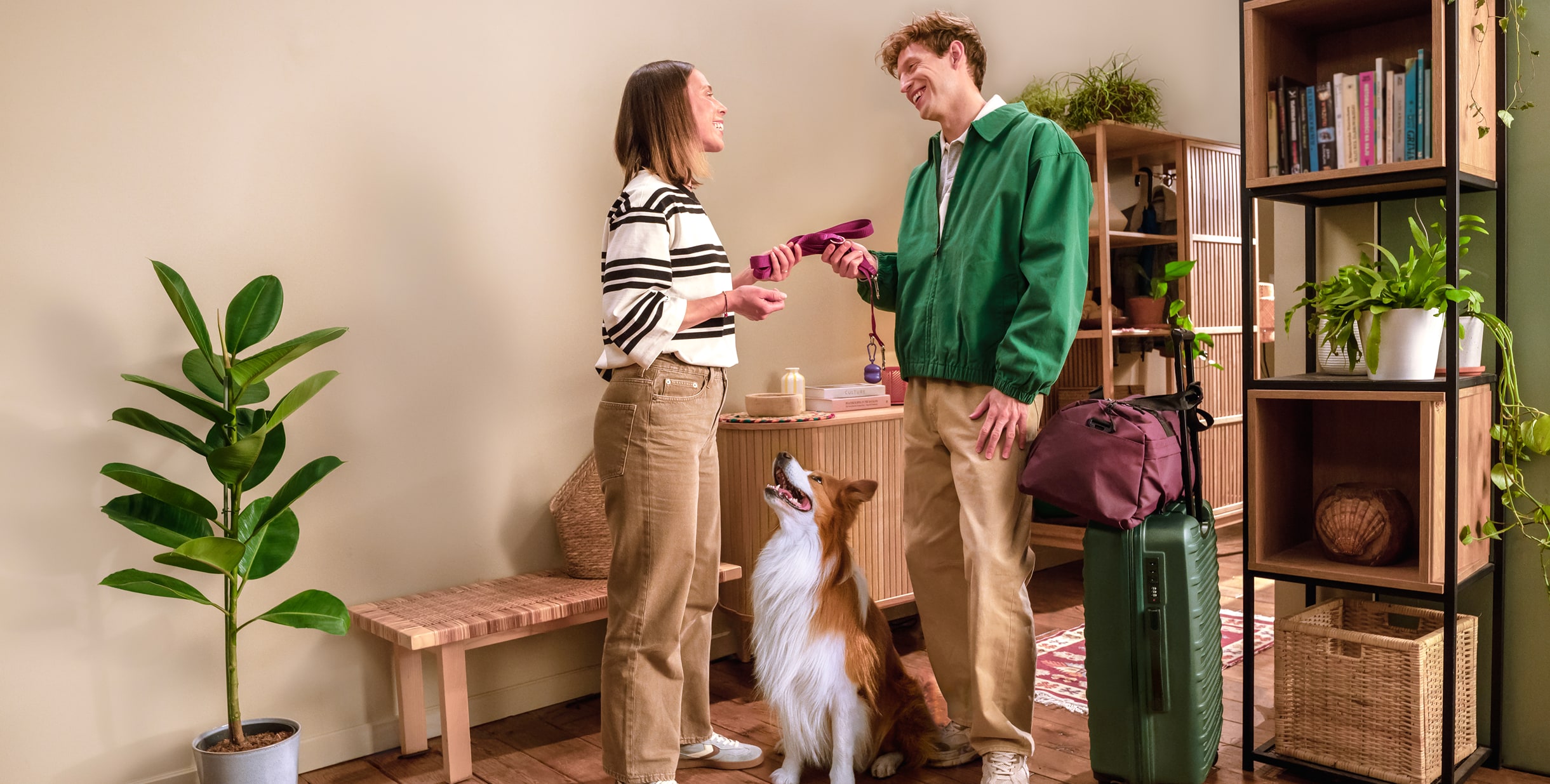 Petsitter przekazujący opiekę nad psem właścicielom